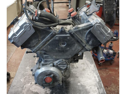 Höger sida på Motor från en Honda ST 1100 -1999 motorcykel.