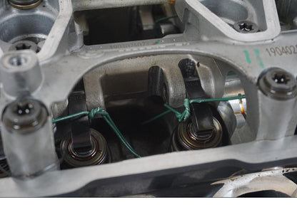 Vänster sida på Topplock från en BMW F 750 GS -2020 motorcykel.