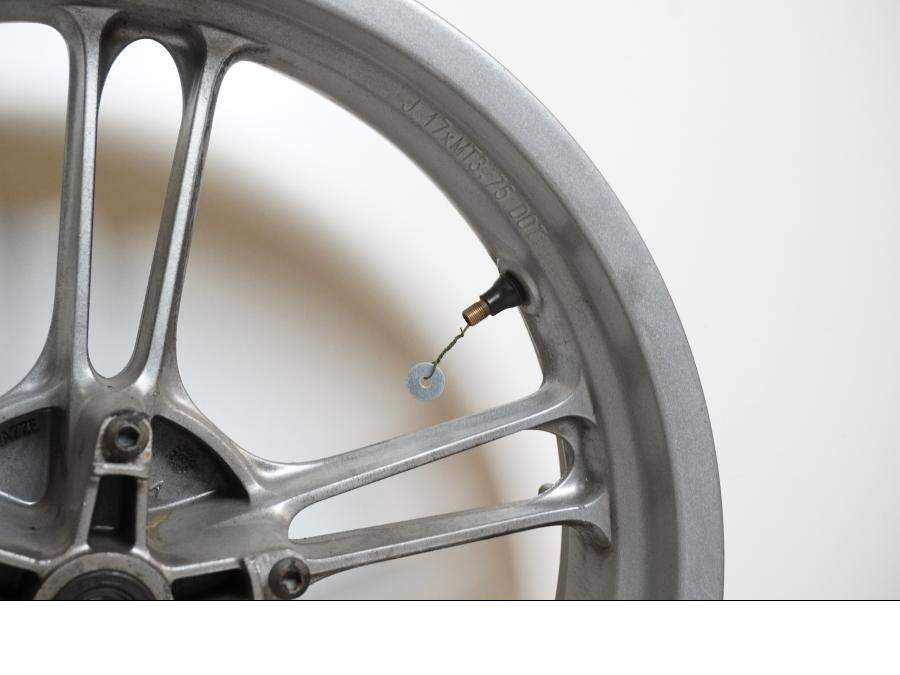 Extrabild5 på Fälg från en Yamaha YZF-R 125 -2009 motorcykel.