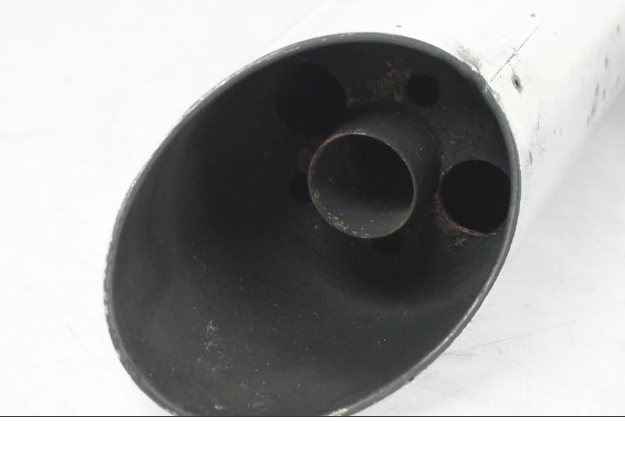 Snett nerifrån på Ljuddämpare från en Suzuki VL 800 -2002 motorcykel.