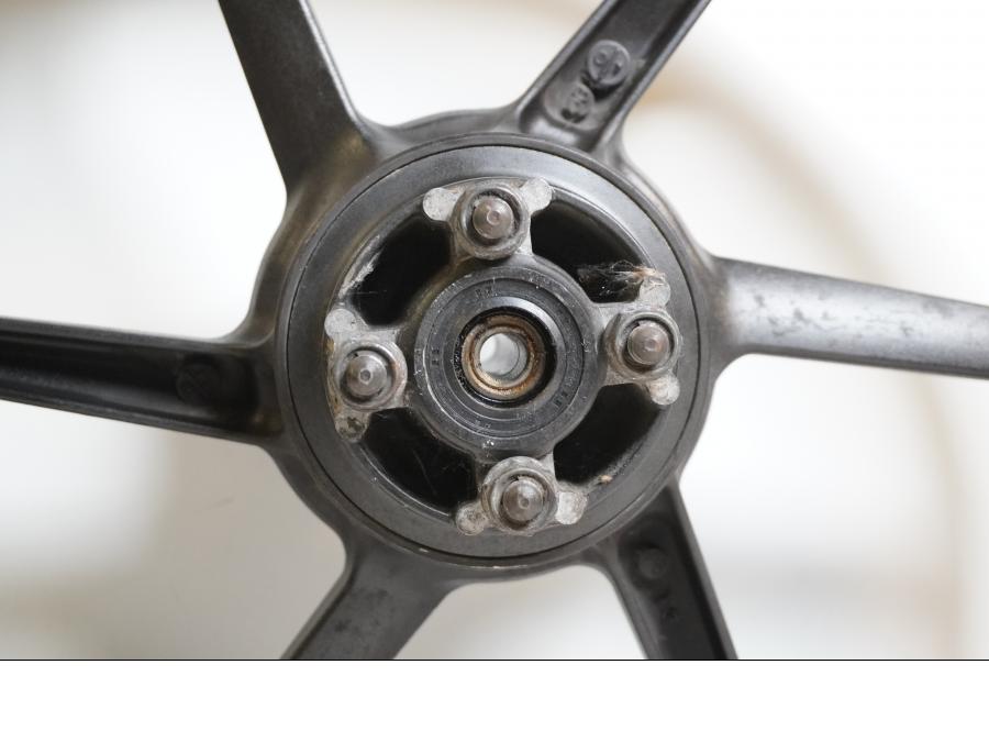 Extrabild2 på Fälg från en Honda CBR 125 R -2008 motorcykel.