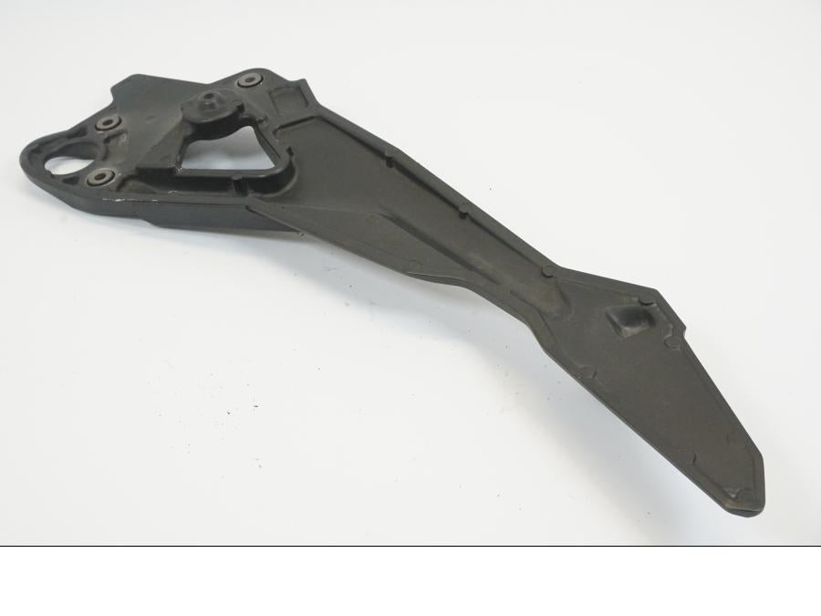 Vänster sida på Fotpinnefäste från en Yamaha XJ 6 -2011 motorcykel.