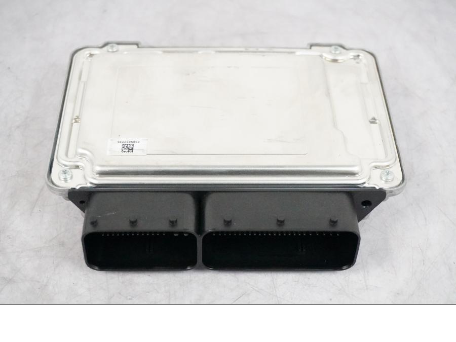 Vänster sida på Motronic styrenhet från en BMW R 1250 GSA -2021 motorcykel.