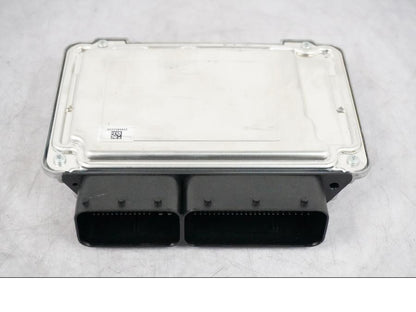 Vänster sida på Motronic styrenhet från en BMW R 1250 GSA -2021 motorcykel.