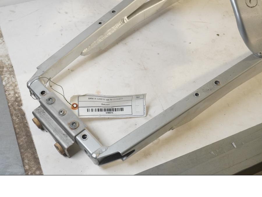 Framsidan på Bakram från en BMW K 1200 R -2006 motorcykel.