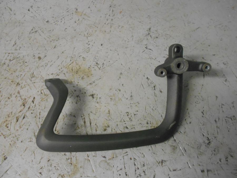 Framsidan på Passagerarhandtag från en Triumph Tiger 800 -2016 motorcykel.