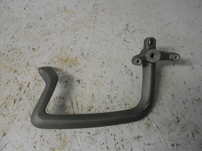 Framsidan på Passagerarhandtag från en Triumph Tiger 800 -2016 motorcykel.