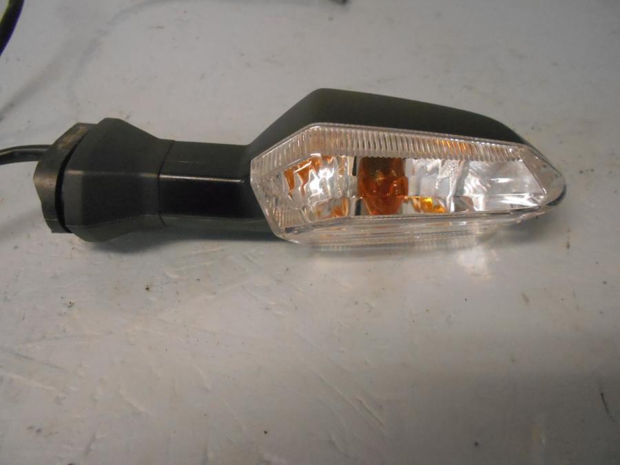 Framsidan på <p>Blinkers höger bak från Kawasaki Z 800 2014.</p>

<p>2013-2016.</p>

<p>Ninja 300 2013-2017.</p>

<p>Z 250 2015-2017.</p> motorcykel.