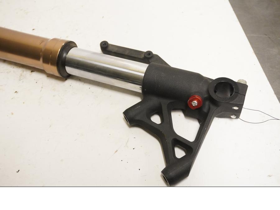 Baksidan på Gaffelben från en Triumph Speed Triple -2011 motorcykel.