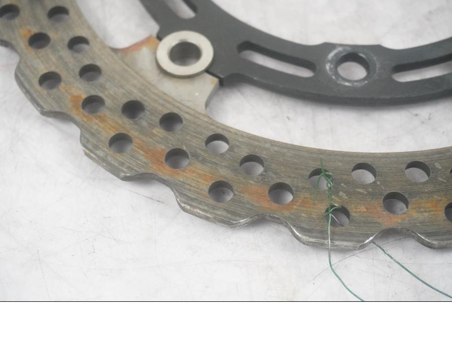 Baksidan på Bromsskiva från en Kawasaki Z 900 -2017 motorcykel.