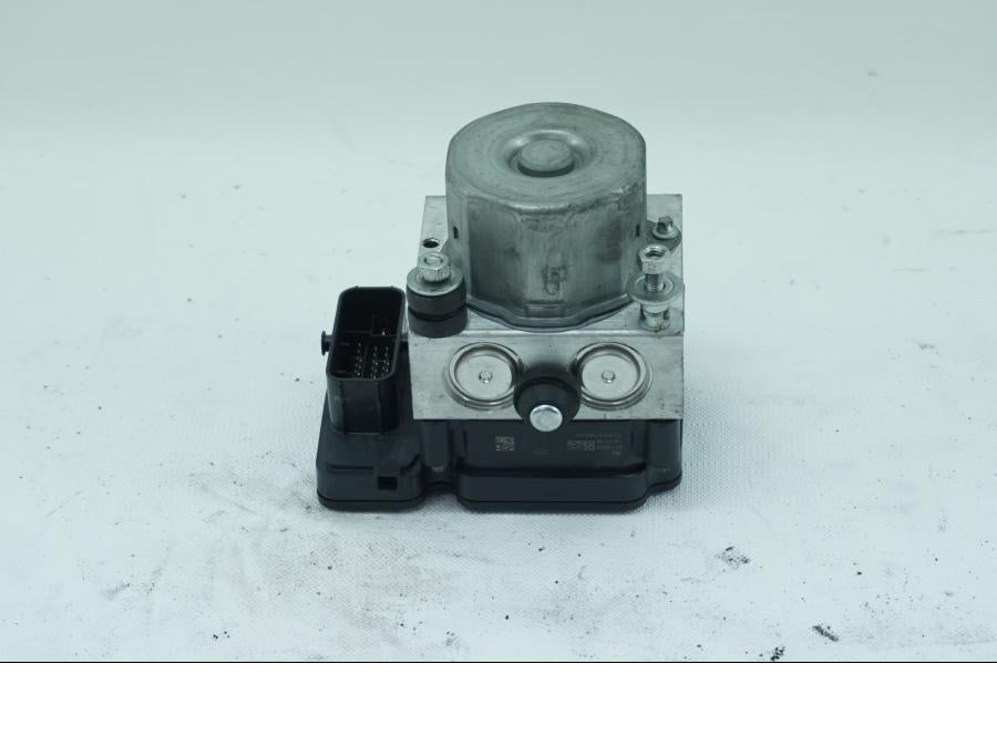 Baksidan på ABS Modulator från en KTM 1190 Adventure -2014 motorcykel.