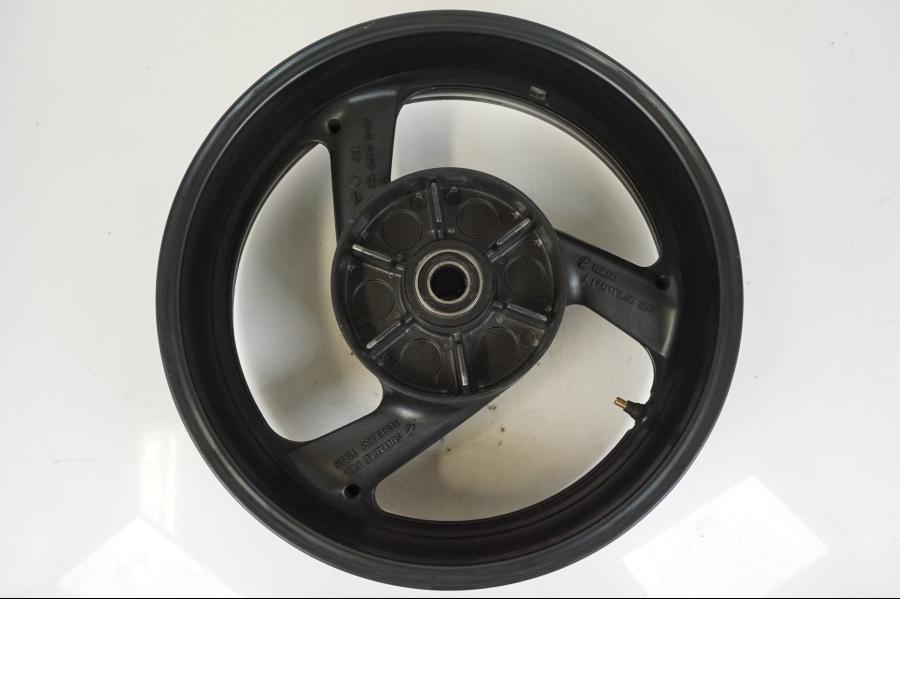 Snett uppifrån på Fälg från en Yamaha XJR 1300 -2002 motorcykel.