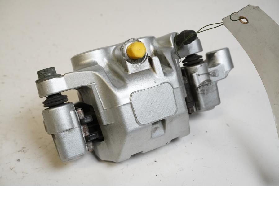 Baksidan på Bromsok från en Yamaha XVS 1100 -2002 motorcykel.