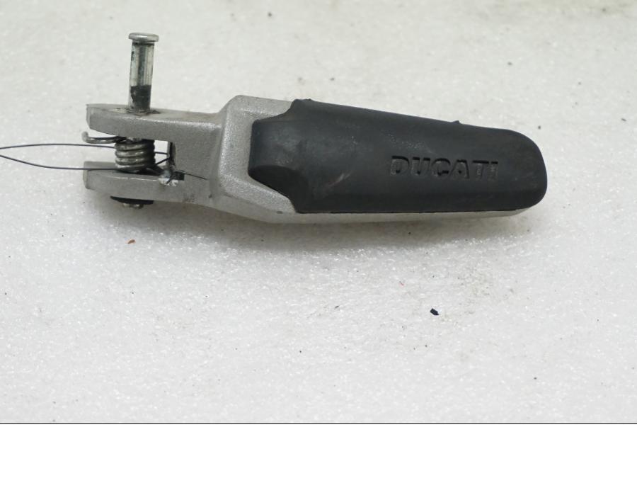 Framsidan på Fotpinne från en Ducati Monster 1200 -2015 motorcykel.