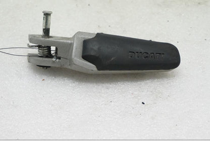 Framsidan på Fotpinne från en Ducati Monster 1200 -2015 motorcykel.