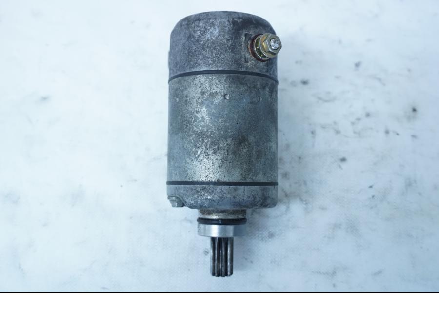 Framsidan på Startmotor från en Yamaha YZF 1000 R -1997 motorcykel.