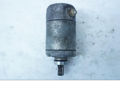 Framsidan på Startmotor från en Yamaha YZF 1000 R -1997 motorcykel.