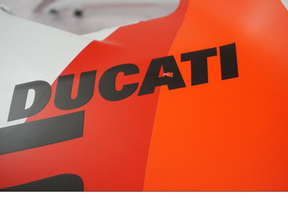 Vänster sida på Tankkåpa från en Ducati Multistradea V4 RS -2024 motorcykel.