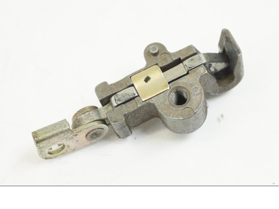 Snett nerifrån på Sadellåsmekanism från en Honda ST 1300 -2002 motorcykel.