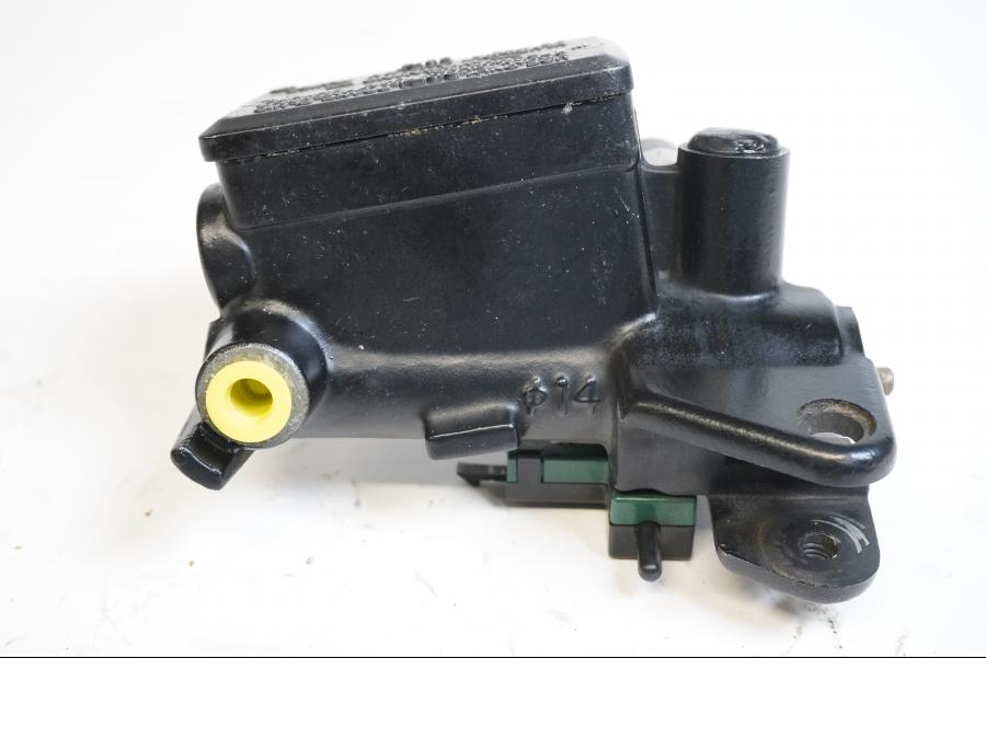 Framsidan på Kopplingshuvudcylinder från en Kawasaki ZZR 1200 -2002 motorcykel.