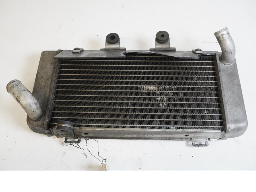 Framsidan på Vattenkyl från en Honda XL 1000 V -2008 motorcykel.