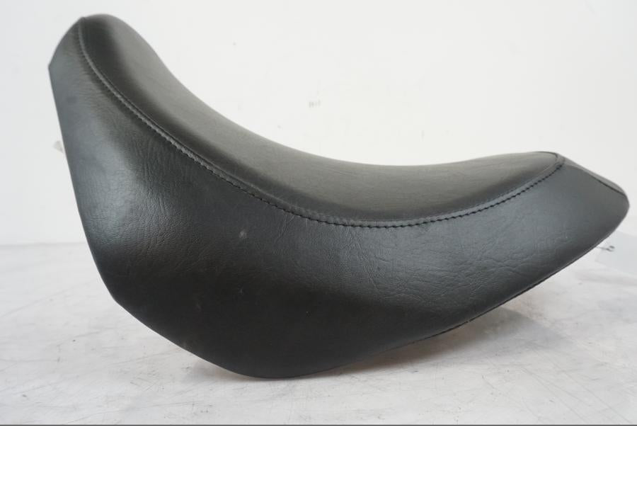 Baksidan på Sadel från en Suzuki VZR 1800 -2009 motorcykel.