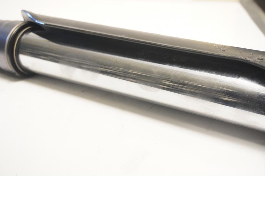 Snett nerifrån på Gaffelben från en KTM 640 SM -2003 motorcykel.