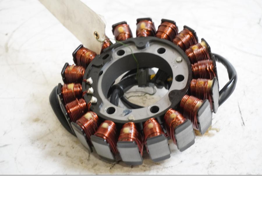 Framsidan på Generator från en Honda VT 600 C -1999 motorcykel.