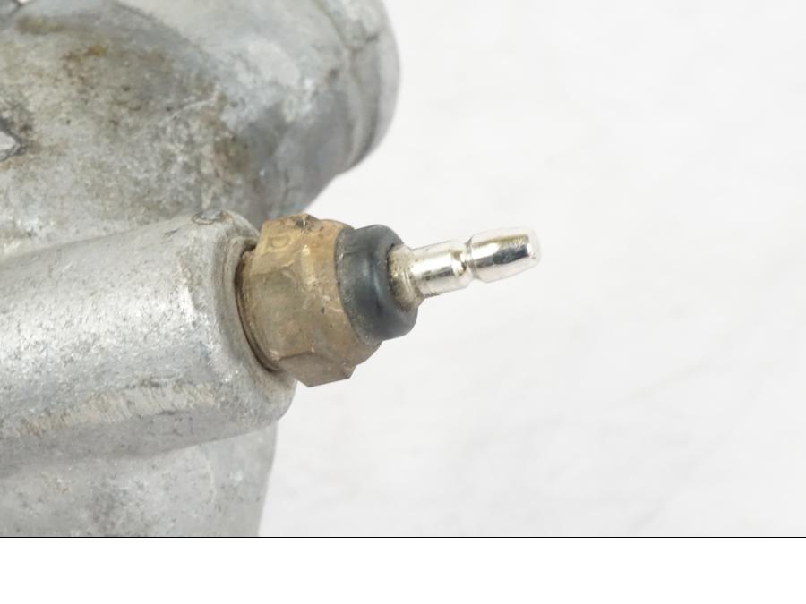 Baksidan på Vattentermostathus från en Honda CBR 1000 F -1999 motorcykel.