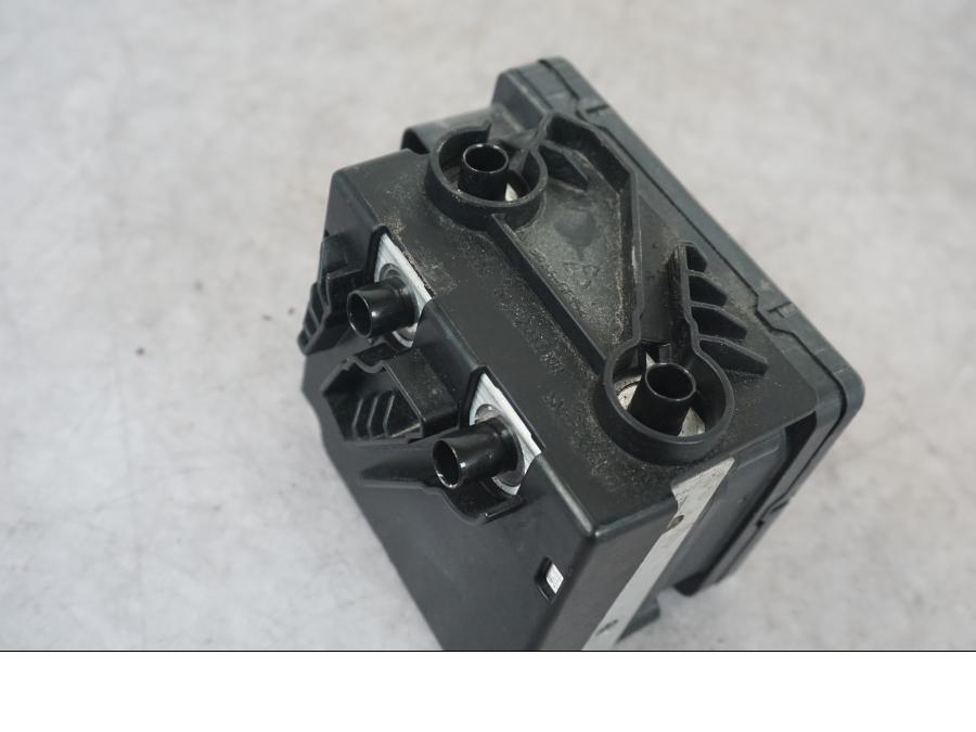 Höger sida på ABS Modulator från en KTM 1290 Super Adventure S -2022 motorcykel.