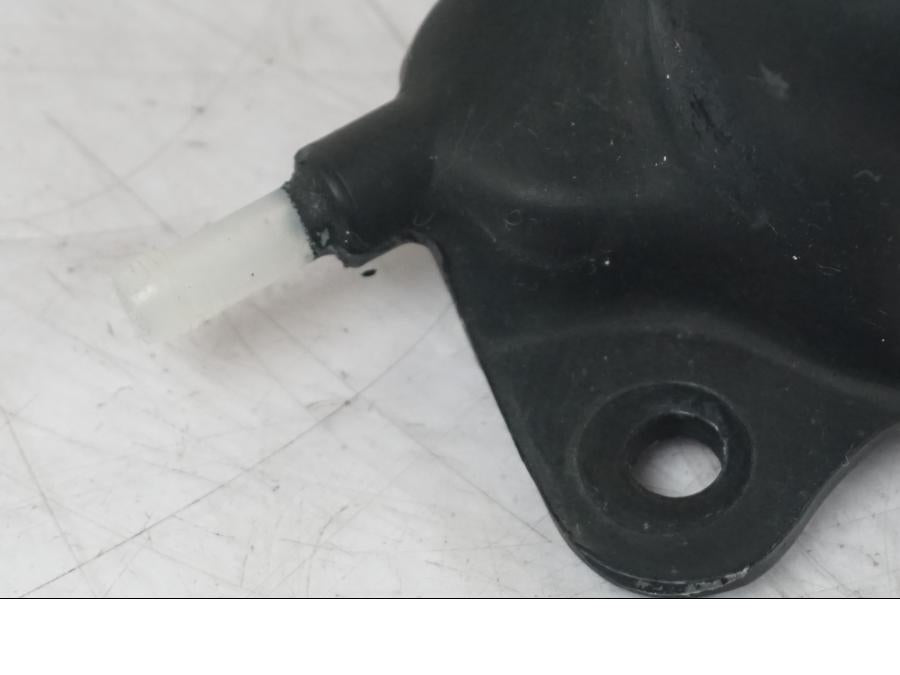 Snett uppifrån på Vattenexpansionskärl från en Suzuki SV 650 -1999 motorcykel.