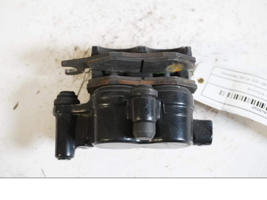 Höger sida på Bromsok från en Kawasaki Ninja 300 -2014 motorcykel.