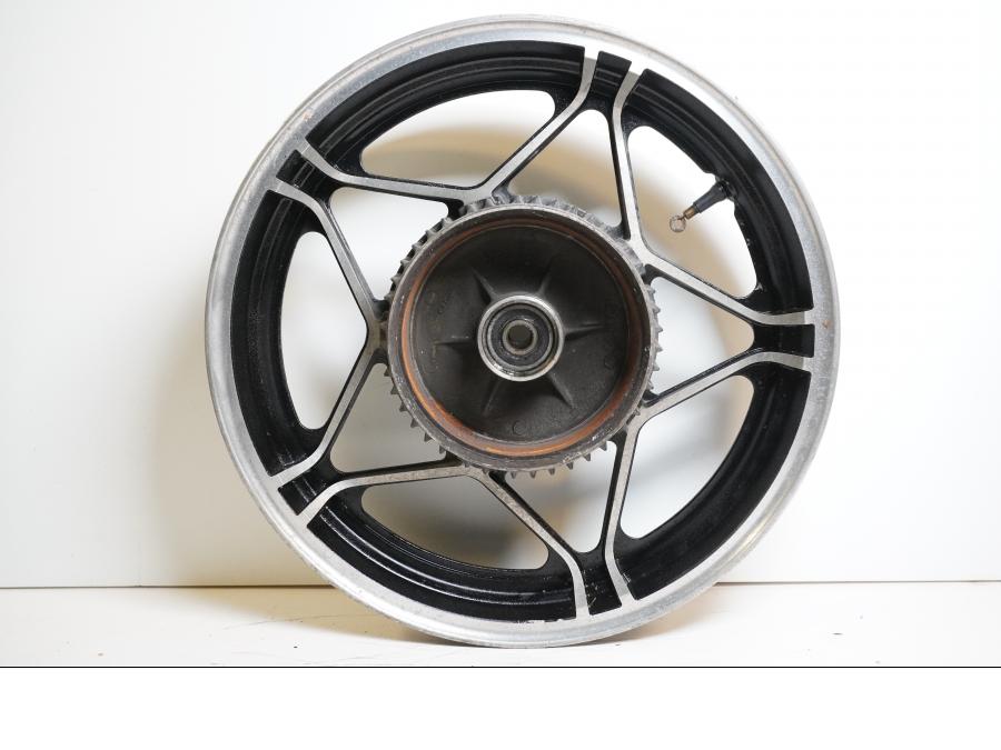 Extrabild1 på Fälg från en Honda VF 750 C -1983 motorcykel.