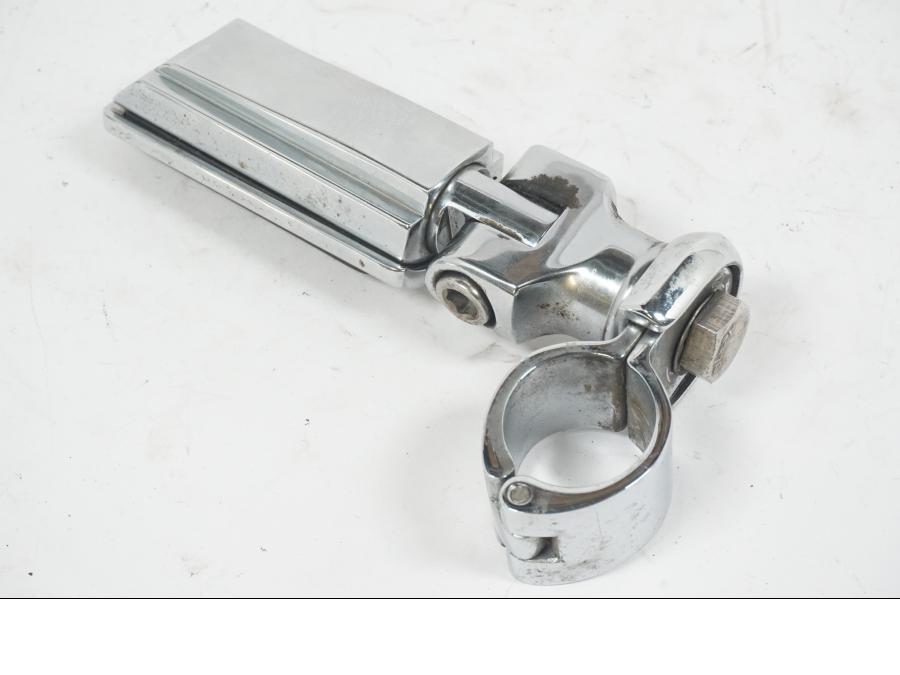 Snett nerifrån på Highwaypegs från en Triumph Rocket III -2007 motorcykel.