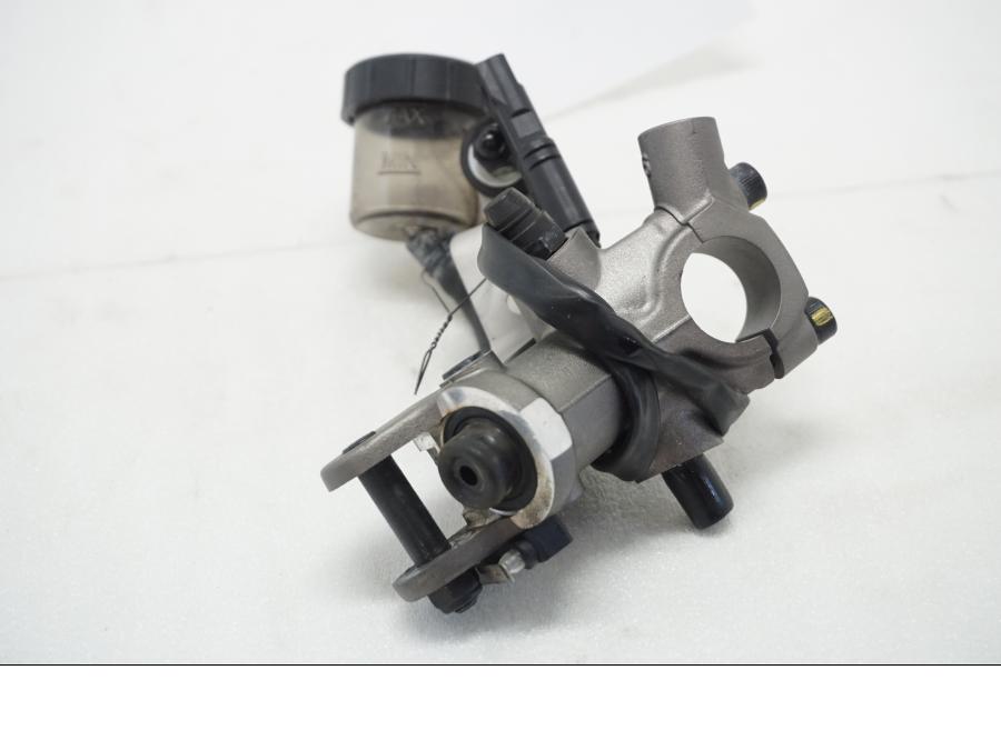 Framsidan på Kopplingshuvudcylinder från en Ducati Hypermotard -2020 motorcykel.