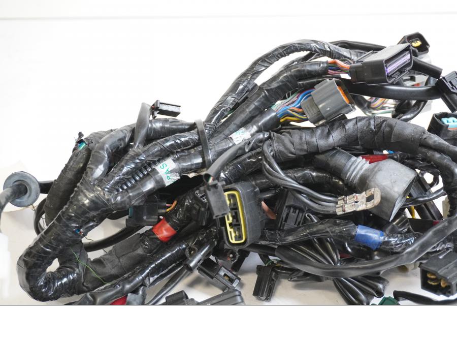 Höger sida på Kabelstam från en Triumph Street Triple R -2011 motorcykel.