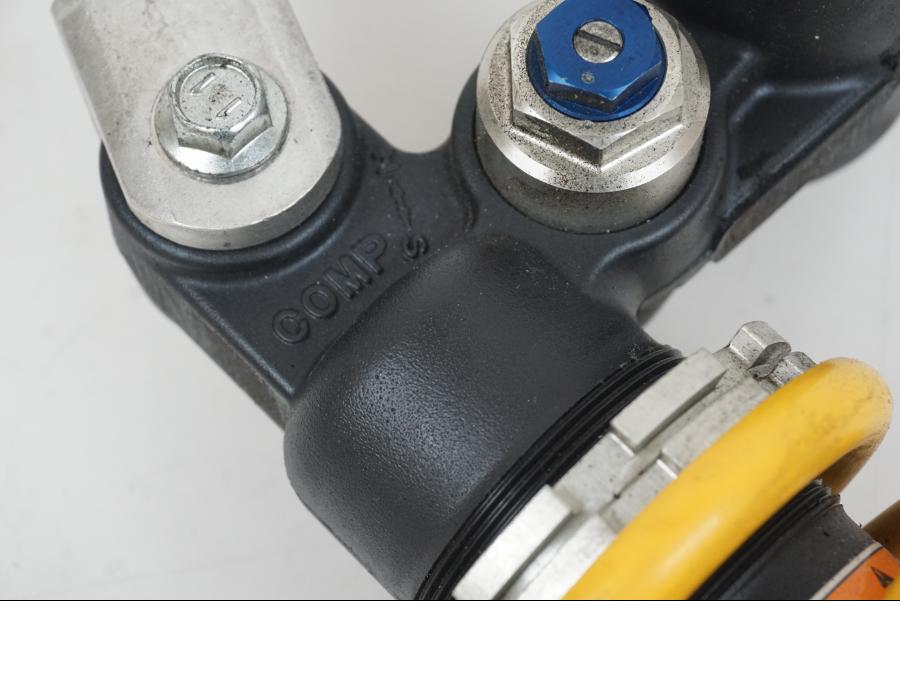 Snett nerifrån på Stötdämpare från en Suzuki GSX-R 750 -2009 motorcykel.