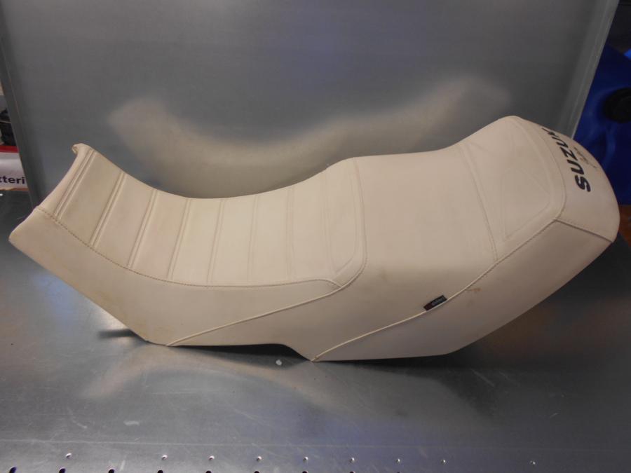 Baksidan på Sadel från en Suzuki GSX 750 -2000 motorcykel.