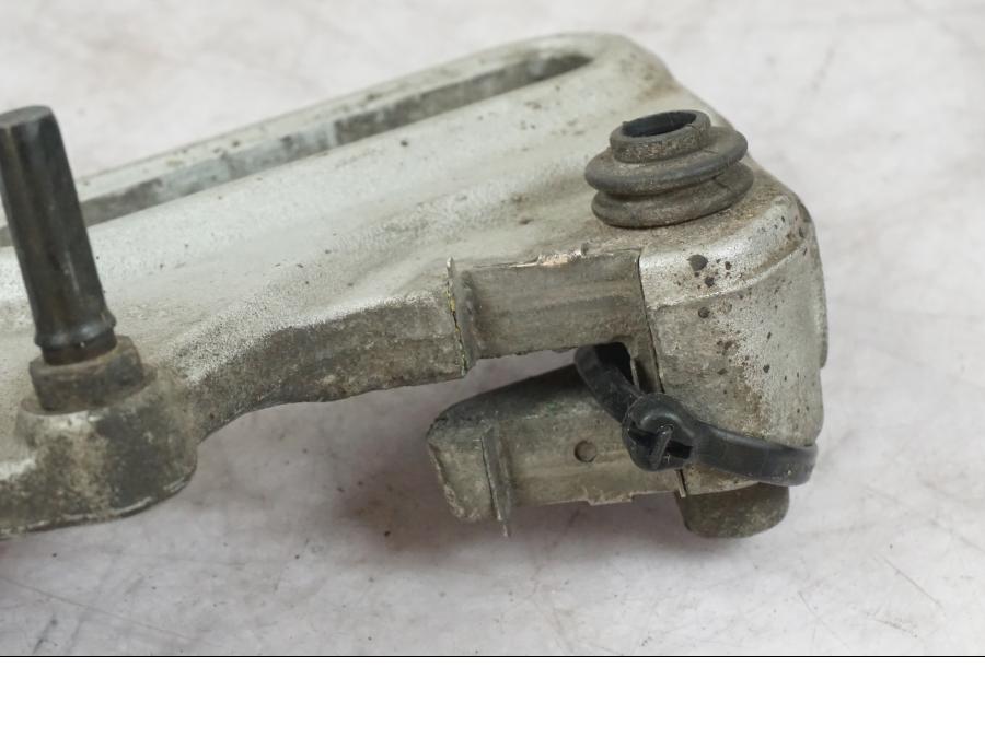 Vänster sida på Bromsoksfäste från en BMW F 700 GS -2014 motorcykel.