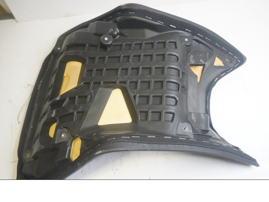 Snett nerifrån på Sadel från en Ducati Multistrada 1260 -2019 motorcykel.