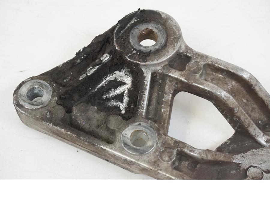 Extrabild1 på Fotpinnefäste från en Yamaha FZR 1000 -1990 motorcykel.