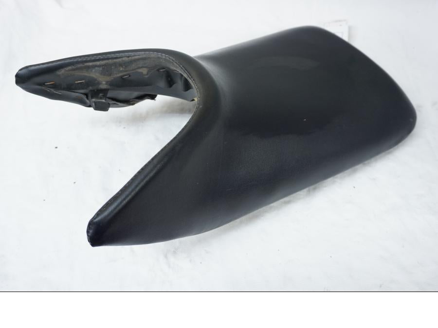 Baksidan på Sadel från en Honda CBR 125 R -2004 motorcykel.