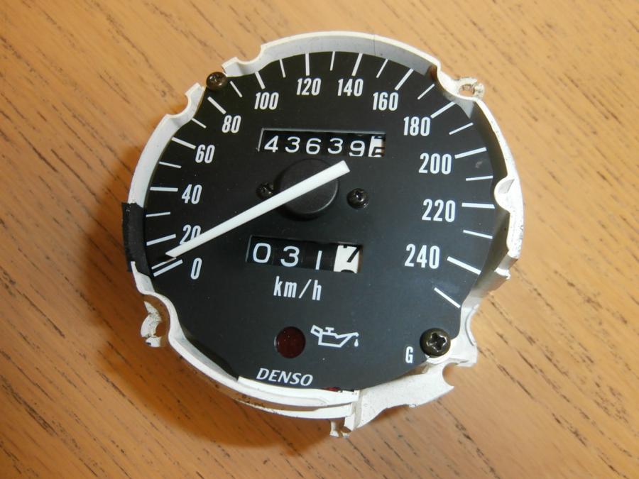Framsidan på Hastighetsmätare från en Suzuki GSX 750 -1998 motorcykel.