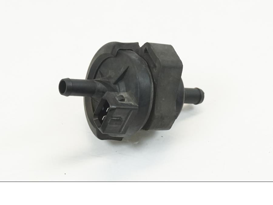 Baksidan på Bensintanksavluftare från en BMW R 1200 GS -2018 motorcykel.