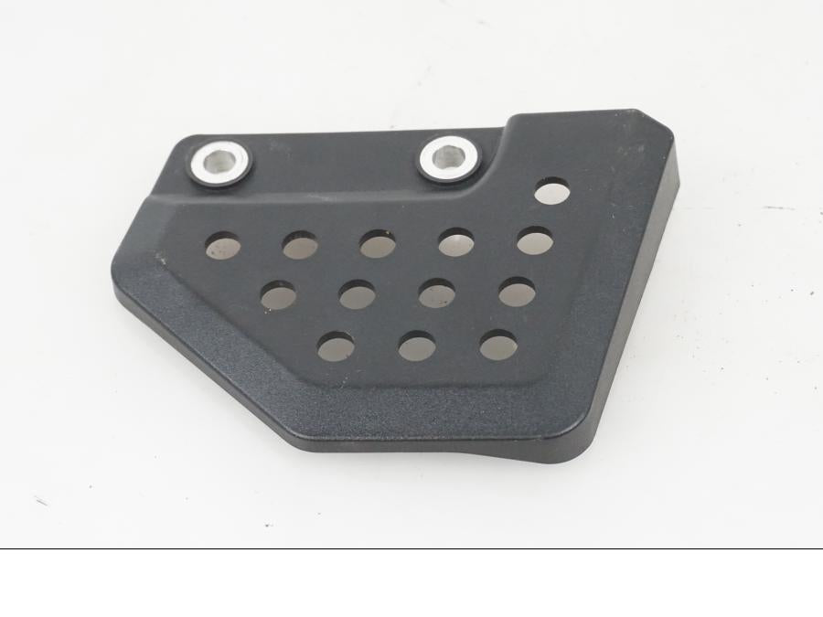 Vänster sida på Fotpinnehälskydd från en H-D Adventure Pan America Special RA1250S -2021 motorcykel.