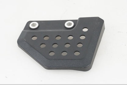 Vänster sida på Fotpinnehälskydd från en H-D Adventure Pan America Special RA1250S -2021 motorcykel.