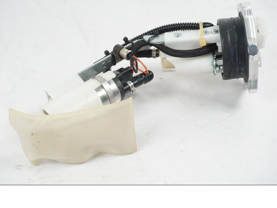 Snett nerifrån på Bensinpump insprut från en MV Agusta Dragster -2014 motorcykel.