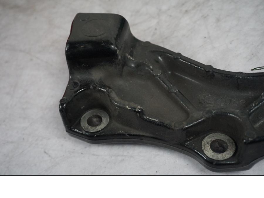 Snett uppifrån på Bromsoksfäste från en Yamaha XVS 1100 -1999 motorcykel.