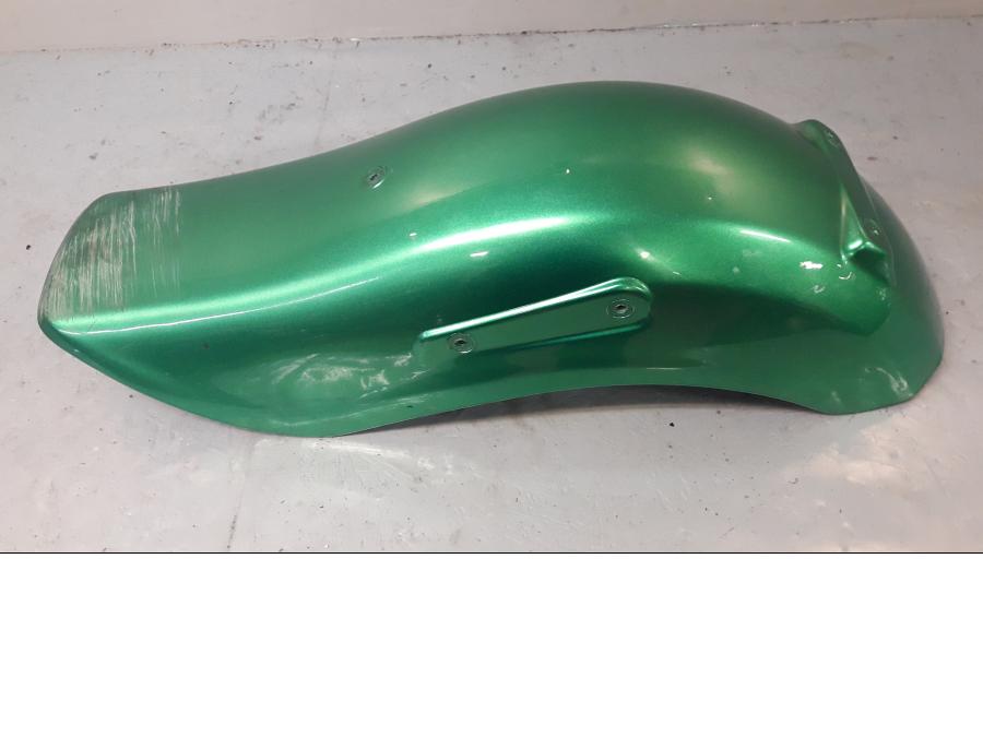 Baksidan på Bakskärm från en Suzuki VZ 1600 -2005 motorcykel.