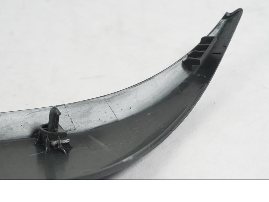 Snett nerifrån på Bensintankskåpa från en Kawasaki ER-6N ABS -2010 motorcykel.